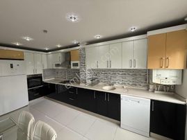 İstiklal Caddesi Üzeri 220 M² Geniş 4+1 Yenilenmiş Ara Kat Daire