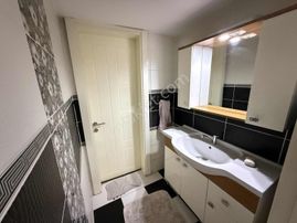 İstiklal Caddesi Üzeri 220 M² Geniş 4+1 Yenilenmiş Ara Kat Daire