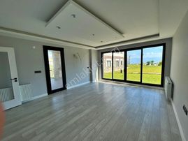 Uytundan Pelitköy'de Denize Sıfır Havuzlu Bahçeli 2+1 Lüks Daire