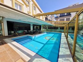 Güzeloba'da 4+1 Havuzlu Lüx Mobilyalı Triplex Villa