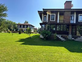 Sapanca’da Site İçinde Satılık Villa..