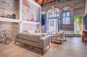 Ayvalık Merkez'de Restorasyonlu Loft Tarzı Asma Katlı 2+1 Taş Rum Evi