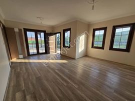 Sapanca Akçayda 960m2 Arsa İçersinde Havuzlu 5+1 Satılık Villa