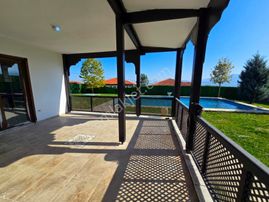 Sapanca Akçayda 960m2 Arsa İçersinde Havuzlu 5+1 Satılık Villa