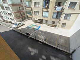 Emaks'tan/1204 Cad.üzerinde/1.kat Konumunda/bakımlı/yapılı/3+1