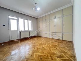 Karataşta Tramvay Cadde Üzeri 3+1 Bakımlı Kiralık Daire