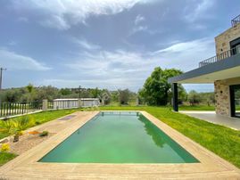 Yükselden Gürede Özel Tasarım Mimarıya Sahip Havuzlu 4+1 Villa