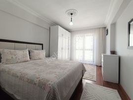 Emaks'tan/1204 Cad.üzerinde/1.kat Konumunda/bakımlı/yapılı/3+1