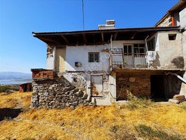 Salihli Hacıköseli'de Satılık 959 M2 Arsa Üzerinde Köy Evi