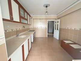 Başak Mahallesinde Ön Cephe Çift Balkonlu 3+1 Katta Satılık Daire !!