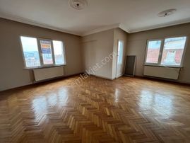 İçerenköy'de Necmettin Erbakan Cad. Parelelinde 3+1 110 M² Net