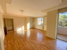 Mertcan'dan Kavakpınar Mah. Caddeye 2dk 2 Balkonlu Ara Kat 3+1