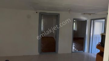 1090 M2 Arsa İçinde 2+1 Müstakil Ev İki Ayrı Ahır Ve Depolar