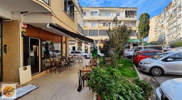 Köşe Konumda Çift Cepheli Bahçe Kullanım Alanlı Satılık İşyeri