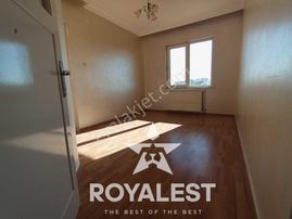Royalest'ten Cadde Üstü İskanlı Geniş Ve Ferah 3+1