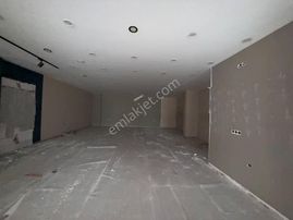 Seferihisar Ana Cadde Üzerinde Cam Vitrinli 350 M² Kiralık Dükkân