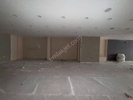 Seferihisar Ana Cadde Üzerinde Cam Vitrinli 350 M² Kiralık Dükkân