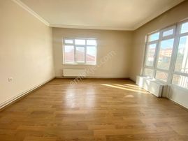 Uzman Emlak'dan Gülhane Ve Etlik Şehir Hastanesi Yakını Cadde Üzerinde Katta Bapımsız Yapılı 3+1