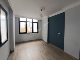 Merkezi Lokasyonda Cadde Cepheli 3+1 Ayrı Mutfak Sürekli Kiralık Daire