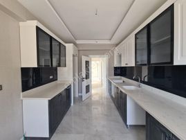 Sancaktepe'de Park Manzaralı Köşebaşı Sıfır Binada 2-banyolu 3+1