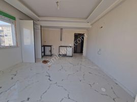 3 Cepheli Ve Geniş 1+1 Daire Köşe Parsel