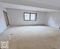 ( Beyaz Yapı'dan Cadde Üzeri Okul Market Ulaşımın Dibinde 2+1 (