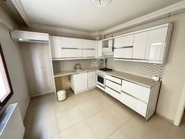 Zeki Emlak'tan Muradiye'de Cadde Üstü Ara Kat 2+1 Daire