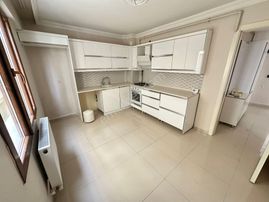 Zeki Emlak'tan Muradiye'de Cadde Üstü Ara Kat 2+1 Daire