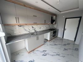 Cadde Üzerinde Ulaşım Dibinde Arakat Satılık 3+1 Daire