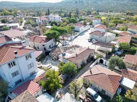 Ayvalık Mutlu Köy'de Müştemilatlı Satılık Müstakil Ev Ve Arsa