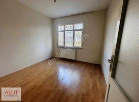 Cadde Üstü 3+1 Kullanışlı Ve Ferah Daire