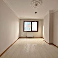 Metrobüse Yakın Konumda 2+1 Balkonlu Lüks Ara Kat Daire