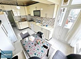 Aşağı Eğlencede Site İçinde Çift Asansörlü Köşe Kök Tapu