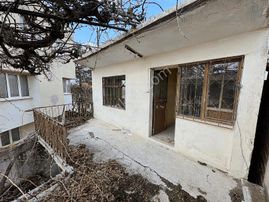 Çal Süller'de Cadde Üzeri 280m2 Arsa İçinde Müstakil Ev !