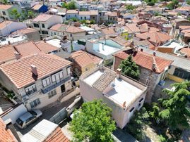 Ayvalık Merkez'de Satılık Müstakil Ev Ve Arsa