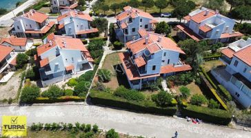 Çeşme'de Site İçinde Deniz Manzaralı 4+1 Villa