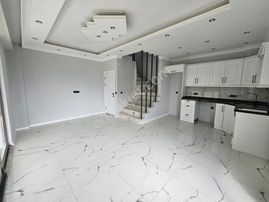 Deniz'den 3+1 Merkezi Konumda, Bahçeli Satılık Villa