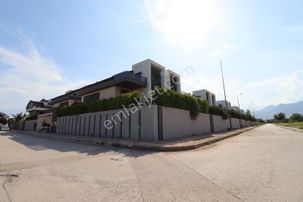 Konyaaltı'nda Modern Site İçerisinde 3 Katlı Villa