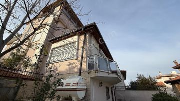 Güzelbahçe'de Deniz Manzaralı Bahçeli Geniş Villa