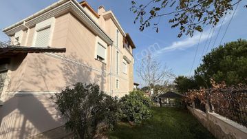 Güzelbahçe'de Deniz Manzaralı Bahçeli Geniş Villa