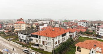 Karasu'da Cadde Üstü Denize Yakın Kaçmaz Daire