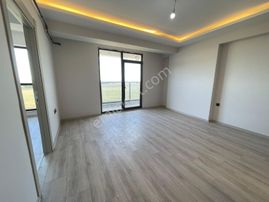 Tuğra'dan Ön Cephe Ferah 1+1 Ara Kat Daire