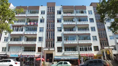 İnönü Mah. Satılık 5. Kat 2+1 Daire Ve 14 Dükkanda 40/1 Hisse