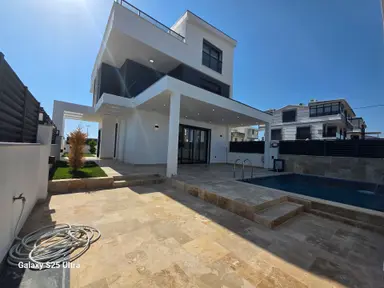 Didim Efeler Mahallesinde Satılık Müstakil Havuzlu Tripleks Villa