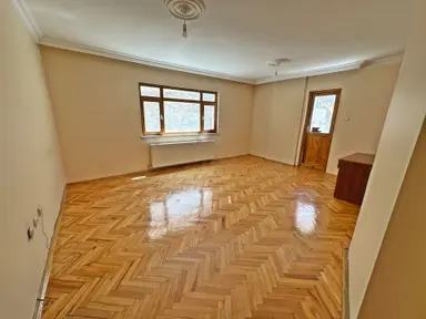 Şafaktepe Mahallesinde Ara Katta Bağımsız Salon 3+1 Satılık Daire