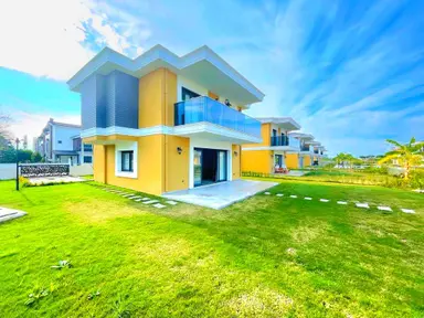 Kuşadasında Plaja Yakın Havuzlu Sitede Köşe Konumlu Tek Müstakil Sıfır Villa