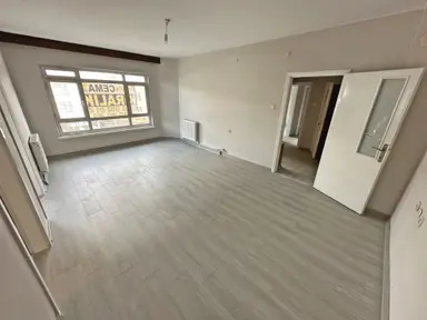 Saimekadın Göbekte Ara Katta Ön Cephede 3+1 Satılık Daire