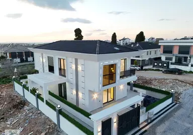 Hisar Mahallesi’nde Otoparklı Havuzlu 3 + 1 Villa
