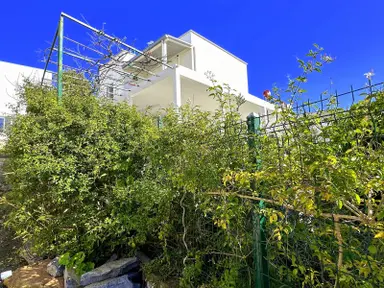 Bodrum Kumsal Plajlı Sitede Düzayak Köşe Bahçeli Müstakil Ev