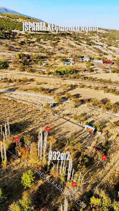 Keçiborlu İlçe Merkezinde 732m2 Fırsat Bahçe